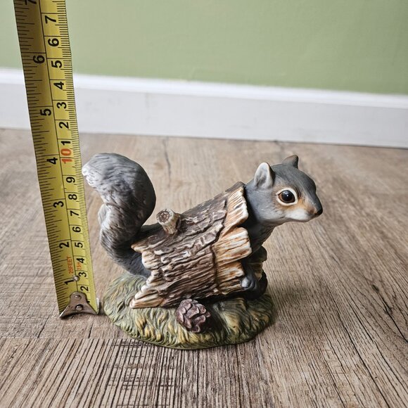 Vintage 1986 Homco Masterpiece Porcelain Squirrel In A Log Figurine - Picture 5 of 6